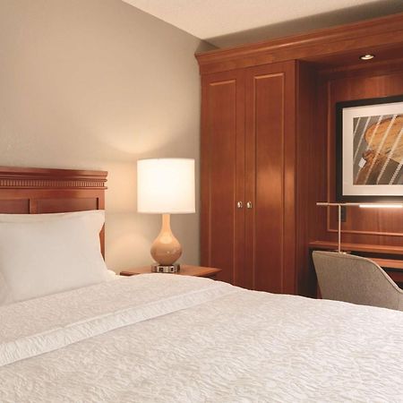 Hampton Inn Des Moines-Airport Buitenkant foto